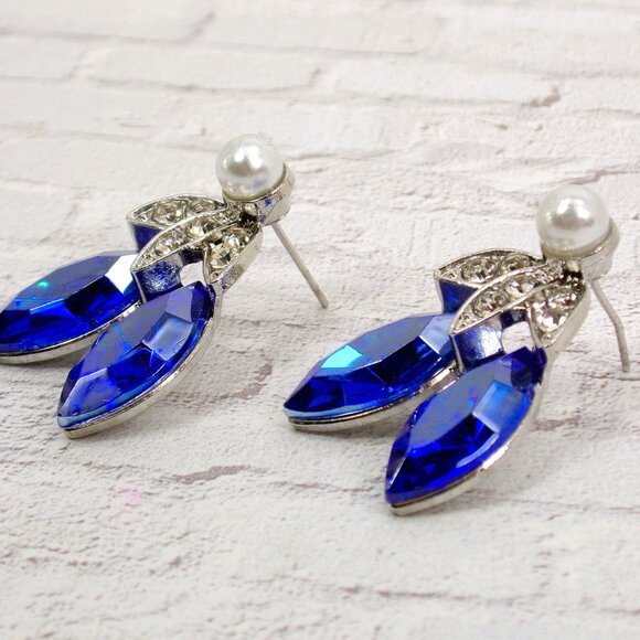 Blue crystal and white pearl necklace and earring set with marquise crystals - Picture 10 of 10